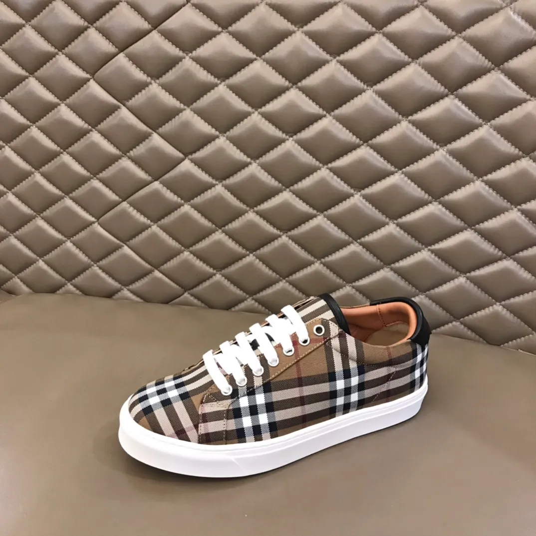 p340 "Burberr*" men's classic low-top sneakers are reinterpreted in Vintage checked cotton material and decorated with a new brand logo. First-layer sheepskin lining, embossed Burberry logo on the heel, and original TPU outsole!  Size: 38-44